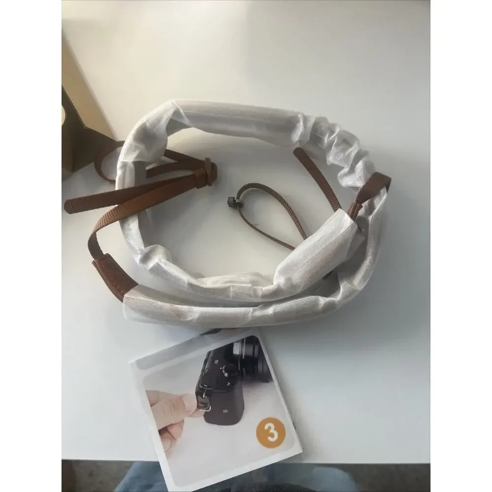 Divvia Leather Camper Strap NIB